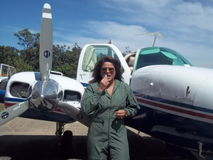 A primeira mulher a integrar o quadro de pilotos da Divisão de Operações Aéreas da Polícia Civil do DF,  a agente Adriane Correianão deixa a vaidade de lado.  (Foto: Maiara Dornelles/G1)