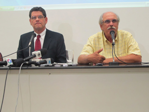 Alísio Vaz (à esq.), presidente do Sindicom, e José Alberto Gouveia, presidente do sincopetro, comentam falta de combustíveis (Foto: Márcio Pinho/G1)
