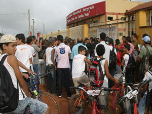 Alunos fecham escola como forma de protesto em Confresa (Foto: Agência da Notícia/Uasley Werneck)