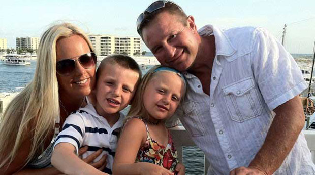 Stephanie Decker, o marido e os filhos (Foto: AP)
