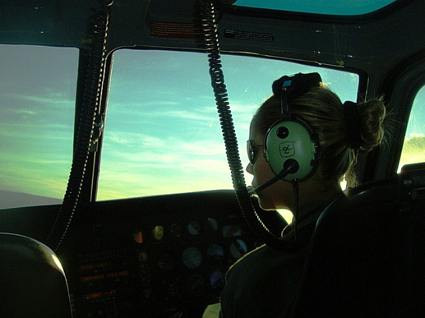 A tenente Karina Reis é a primeira Oficial de helicóptero da Aviação de Segurança Pública da Região Norte (Foto: Divulgação/CBMAM)