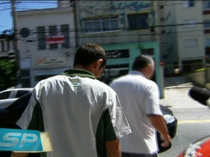 Funcionário de posto é detido na Zona Norte de SP (Foto: Reprodução/TV Globo)