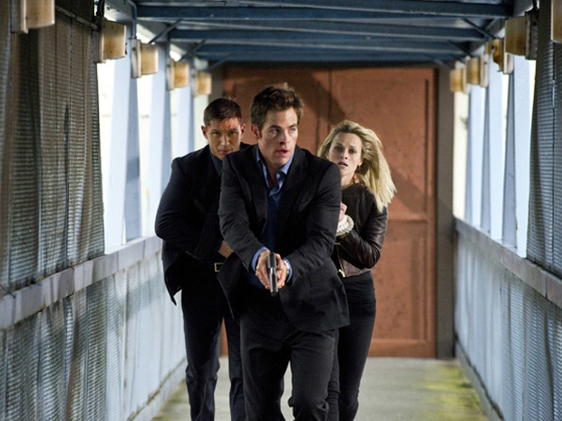 Os amigos e agentes da CIA FDR (Chris Pine, à frente) e Tuck (Tom Hardy) disputam o amor de Lauren (Reese) enquanto combatem um bandido perigoso (Foto: Divulgação)