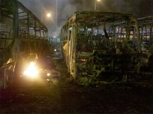 Doze ônibus pegam fogo em Ipojuca (Foto: Gabriela Lisboa/TV Globo Nordeste)