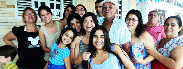 Paraibano tem sete filhas na tentativa de ter um filho. Da esquerda para direita Maria da Conceição (filha), Renatha (neta), Rita de Cássia (filha), Maria Luiza (neta), Maria Renata (filha), Maria Rogéria (filha), João Avelino (pai), Maria Rejane (filha), (Foto: Arquivo pessoal)