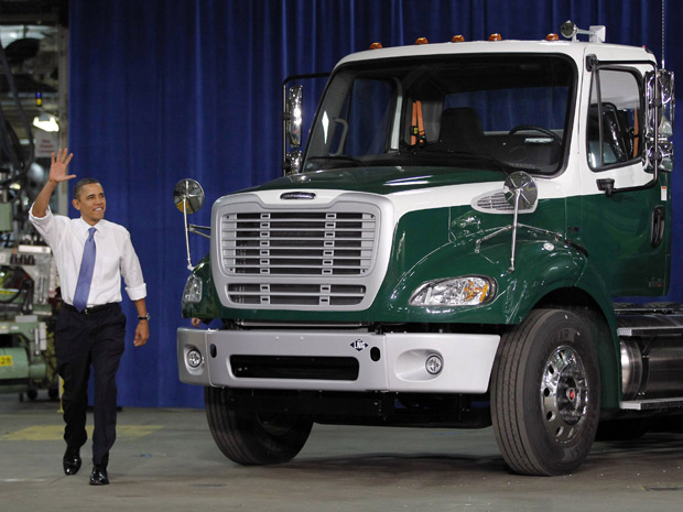 Obama anuncia nova ajuda federal para desenvolvimento de veículos elétricos durante visita à fábrica da Daimler de Mount Holly, na Carolina do Norte (Foto: Jason Reed/Reuters)