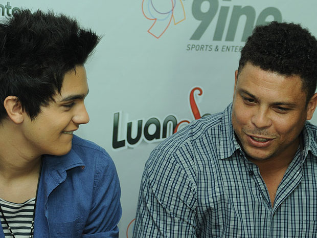 O cantor sertanejo Luan Santana e o ex-jogador Ronaldo se olham durante anúncio da parceria, em 8 de março de 2012 (Foto: Flavio Moraes/G1)