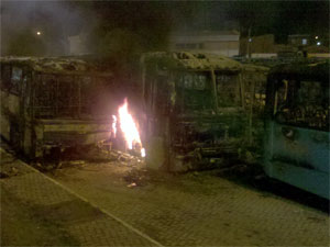 Incêndio em ônibus em Ipojuca (Foto: Gabriela Lisboa/TV Globo Nordeste)