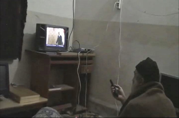 O terrorista Osama bin Laden observa vídeo em que ele próprio aparece, em sua casa em Abbotabad, em imagem não datada (Foto: AP)