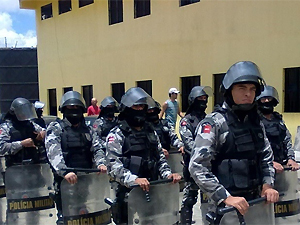 Policiais do Choque e agentes fizeram pente fino no Serrotão (Foto: Divulgação/2ºBBM)