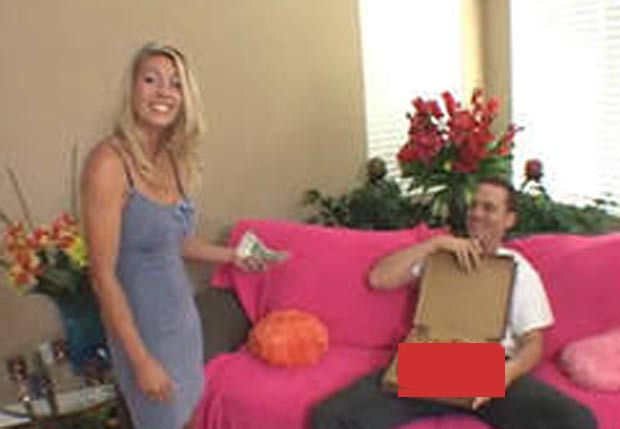 Vídeo que teria circulado entre os alunos é o que mostra a professora atuando no filme 'Big Sausage Pizza'. (Foto: Reprodução)
