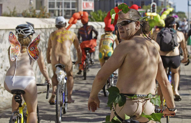 Pessoas participam do protesto ‘Naked Bike Ride’, na Cidade do Cabo, na África do Sul, neste sábado (10). Cerca de 200 pessoas participaram na manifestação para promover o uso da bicicleta como meio de transporte. (Foto: Schalk van Zuydam/AP)