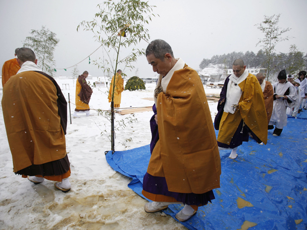 Monges buditas durante ritual para consolar as vítimas de tsunami em Minamisoma, Fukushima  (Foto: Reuters)