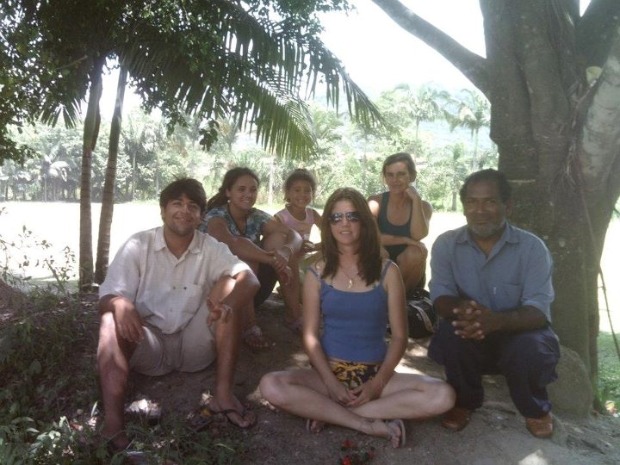 Na foto, Heleno Alves da Silva, que está no lado direito, aparece com estudantes da UFPR Litoral (Foto: Divulgação/ UFPR Litoral)