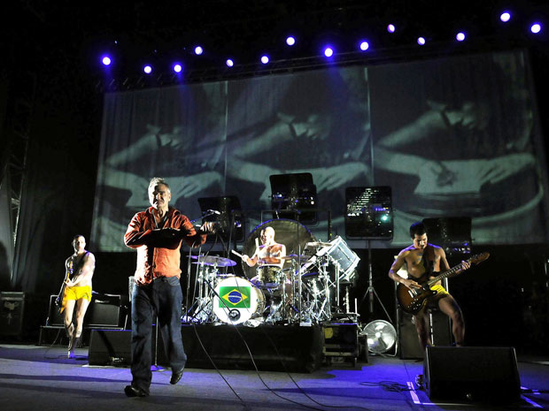 Morrissey à frente de sua banda: figurino de seus (competentes) músicos foi composto apenas de sungas amarelas (Foto: Alexandre Durão/G1)