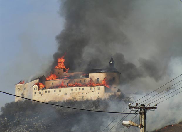 Castelo pegou fogo no sábado (10) na aldeia de Krasnohorske Podhradie. (Foto: Reuters)