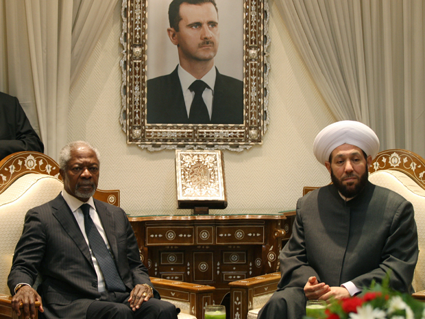 Mufti da Síria Ahmed Hassun e o enviado da ONU Kofi Annan, em Damasco (Foto: AFP)