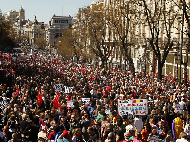 Manifestantes protestam contra a reforma trabalhista recentemente aprovada, em Madri (Foto: AP)