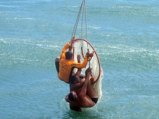 Dois salva-vidas resgatam um homem na Praia do leme, na Zona Sul (Foto: Bernardo Tabak/G1)