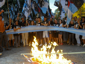Chegada de príncipe William às Malvinas provocou protestos em Buenos Aires em fevereiro (Foto: AP)