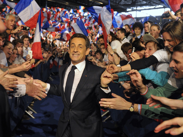 Presidente Sarkozy é recepcionado por simpatizantes no subúrbio de Paris (Foto: Reuters)