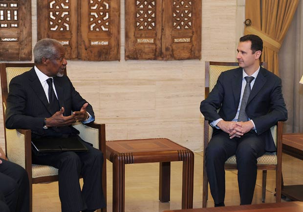 Emissário da ONU e da Liga Árabe, Kofi Annan (esq), durante reunião no sábado com Bashar al-Assad. (Foto: AP)