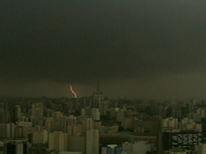 Temporal atingiu cidade de São Paulo na tarde desta segunda-feira (Foto: Reprodução/ TV Globo)