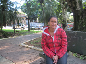 Maria José em frente ao hospital onde Sabrina estava internada (Foto: Juliana Cardilli/G1)