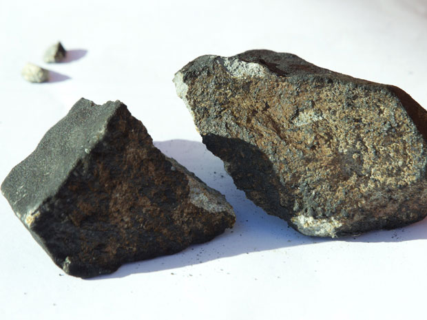 Pedra que seria uma meteorito se quebrou quando bateu no telhado (Foto: Reuters/Terje Bendiksby/Scanpix)