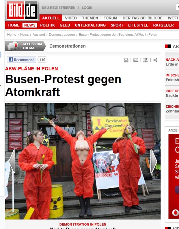 Manifestante 'exibiu' três seios nusem protesto contra a energia nuclear na Polônia. (Foto: Reprodução/Bild)