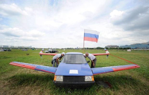 Em 2011, o ex-piloto Valery Bulgakov apresentou em Moscou, na Rússia, durante  um evento de veículos exóticos, um carro voador. Bulgakov transformou seu carro Tavria em um avião, que alcança 95 km/h e poder voar até três metros de altura. (Foto: Natalia kolesnikova/AFP)