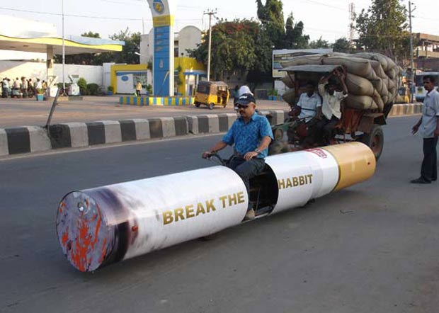 Em 2010, o indiano Kanyaboyina Sudhakar exibiu um carro no formato de um cigarro em Hyderabad, na Índia. (Foto: Barcroft Índia/Getty Images) (Foto: Barcroft Índia/Getty Images)