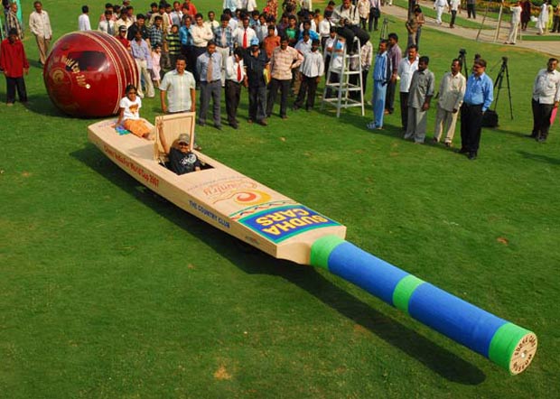 Veículo no formato de taco de críquete também foi criado pelo indiano Kanyaboyina Sudhakar.  (Foto: Barcroft Índia/Getty Images)