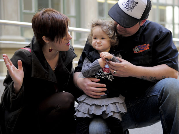 A menina Alaitz leva uma vida normal com os pais Mónica e Marcos (Foto: AFP Photo/Josep Lago)