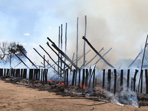 Cinco ocas foram completamente destruída pelo incêndio. (Foto: Auakamu Kamayurá / Arquivo Pessoal)