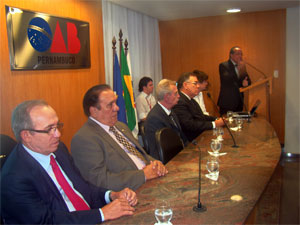 Henrique Mariano, ao fundo, discursa no lançamento da campanha (Foto: Divulgação/OAB-PE)
