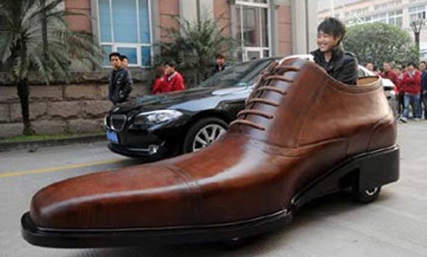 Em 2011, um fabricante de calçados na China criou um veículo no formato de um sapato gigante. Ele pode transportar até duas pessoas e alcança mais de 30 km/h. O veículo levou seis meses para ser projetado e custou mais de R$ 10 mil. (Foto: Reprodução)