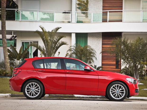 BMW Série 1 ganhou importantes mudanças estéticas e está maior (Foto: Divulgação)