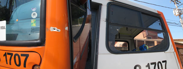 Ônibus foi atingido por disparos (Foto: Juliana Cardilli/G1)