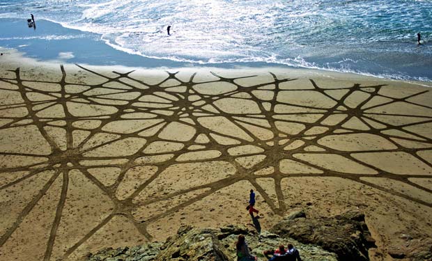 Artista americano faz 'desenhos gigantes' na areia da praia (Foto: Caters)