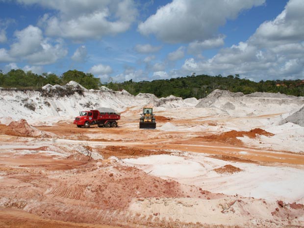 Extração ilegal de areia é alvo de ação da Polícia Federal. (Foto: Divulgação/PF)
