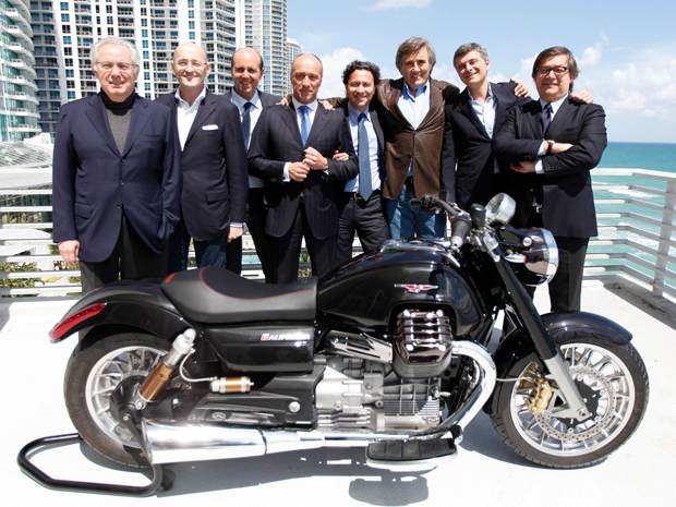 Executivos do Grupo Piaggio com a nova California (Foto: Divulgação)
