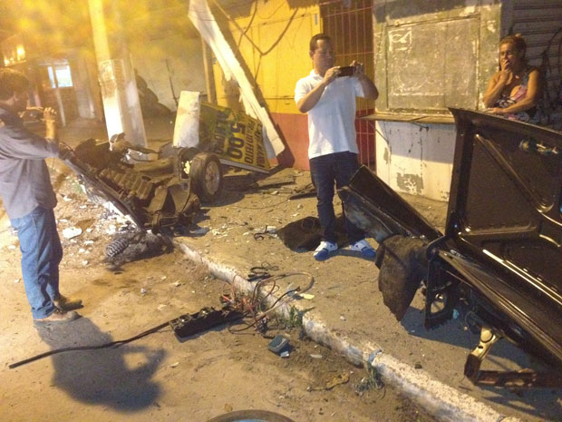 Acidente deixa carro partido ao meio, no bairro do Janga, em Paulista, PE. (Foto: Augusto Guimarães / VC no G1)