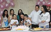 Chávez aparece em festa de filhos e netos  (AFP Photo)