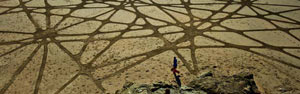 Artista americano faz desenhos gigante na areia (Caters)