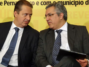 Eduardo Campos e o ministros Alexandre Padilha. (Foto: Victor Gomes / TV Globo)