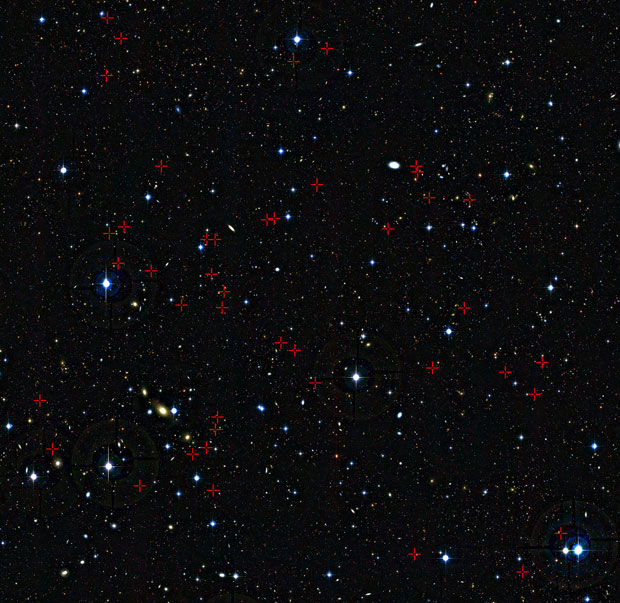 Região da constelação da Baleia com uma seleção de galáxias, marcadas com cruzes vermelhas, utilizadas em pesquisa sobre os hábitos alimentares de galáxias jovens (Foto: ESO/CFHT)