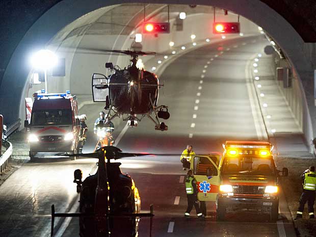 Helicóptero voaram dentro do túnel para agilizar no resgate de vítimas. (Foto: Keystone, Laurent Gillieron / AP Photo)