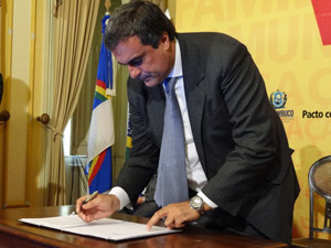 Ministro José Eduardo Cardozo assina termo de adesão. (Foto: Victor Gomes / TV Globo)