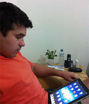 Elton Lobato, de 28 anos, tenta vender seu iPad 1 para comprar nova versão (Foto: Arquivo pessoal)